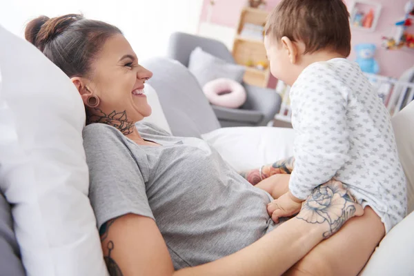 Jovem mãe brincando com o bebê — Fotografia de Stock