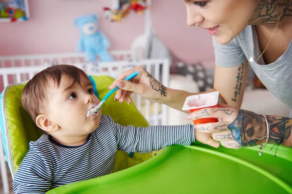 Mother feeding baby — Stock Photo, Image