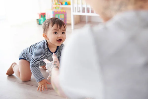 Jeune maman jouer avec bébé — Photo