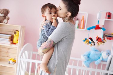 genç anne bebekle oynarken