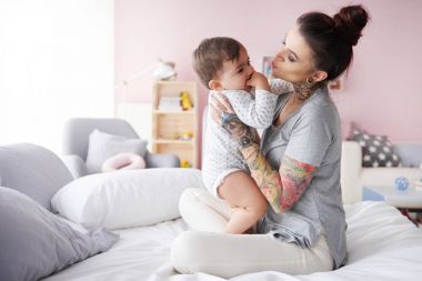 genç anne bebekle oynarken