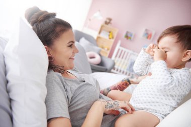 genç anne bebekle oynarken