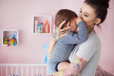 genç anne bebekle oynarken