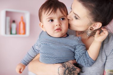 genç anne bebekle oynarken