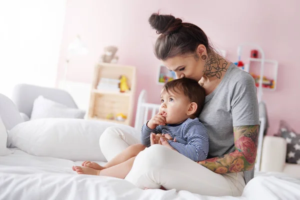 Young mom playing with baby — Stock Photo, Image