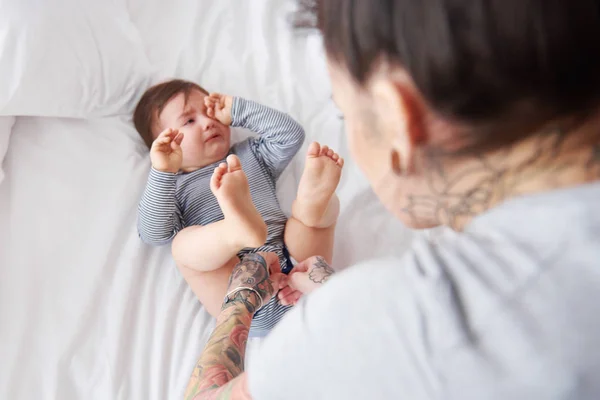 母は変化する赤ちゃんのおむつ — ストック写真