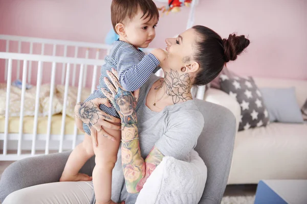 Joven mamá jugando con bebé — Foto de Stock