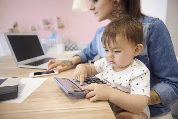 Freelancer mamma med baby pojke — Stockfoto