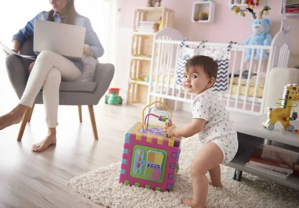 Freelancer Mama z chłopca — Zdjęcie stockowe