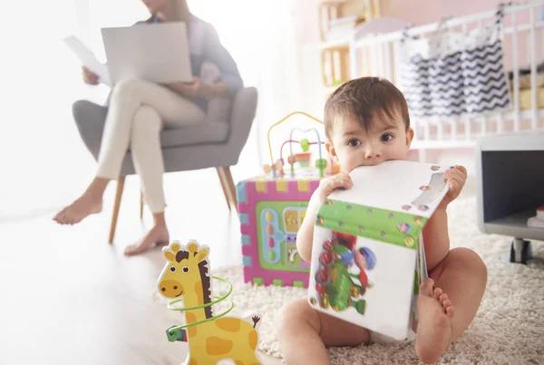 Freelancer mãe com menino — Fotografia de Stock