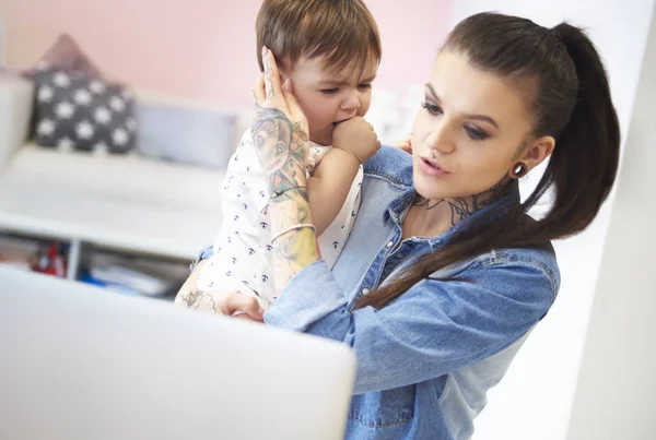 Freelancer mamma med baby pojke — Stockfoto