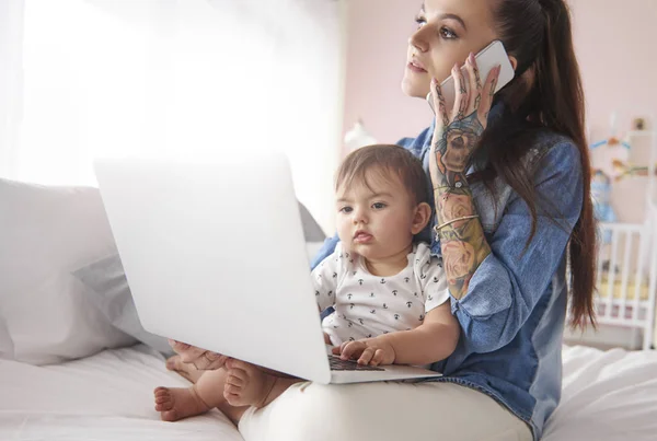 Freelancer mamá con bebé niño — Foto de Stock