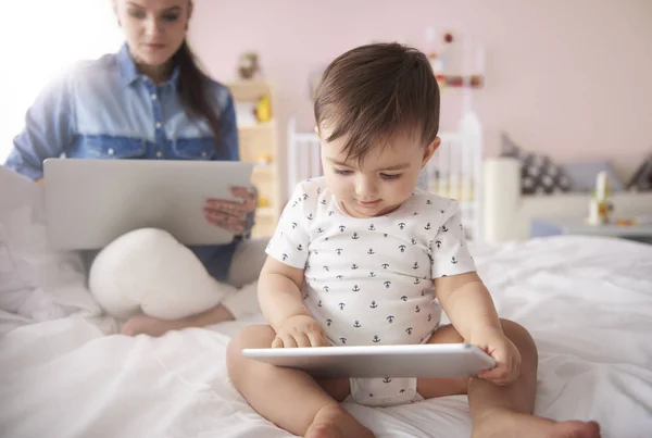 Freelancer mamá con bebé niño — Foto de Stock