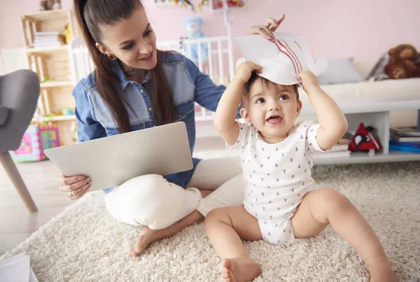 Freelancer Mama z chłopca — Zdjęcie stockowe