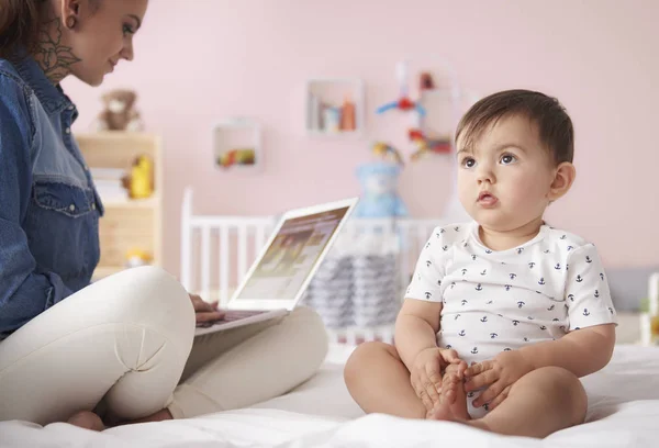 Freelancer moeder met babyjongen — Stockfoto
