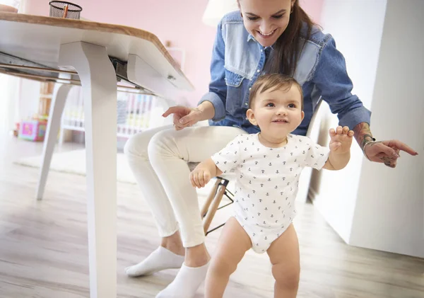 Baby's first steps — Stock Photo, Image