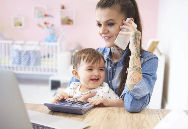 Freiberufliche Mutter mit Baby-Junge — Stockfoto