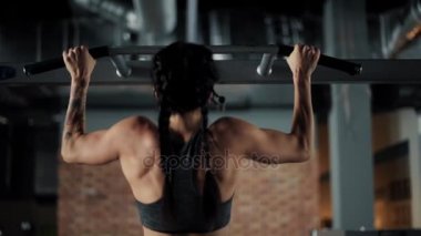 Kullanan kadın chin bar ups 