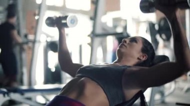kadın spor salonunda ağırlık kaldırma egzersizleri
