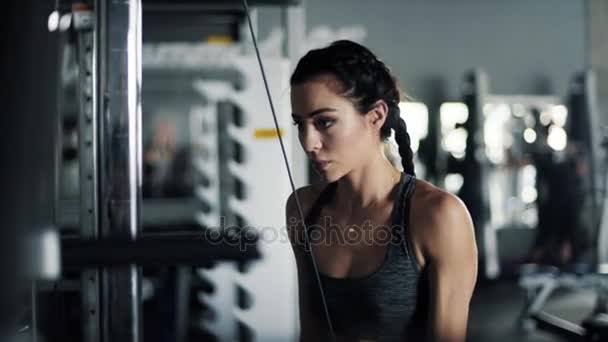 Kobieta robi biceps trening — Wideo stockowe