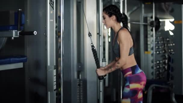 Mujer usando máquina de ejercicio — Vídeos de Stock