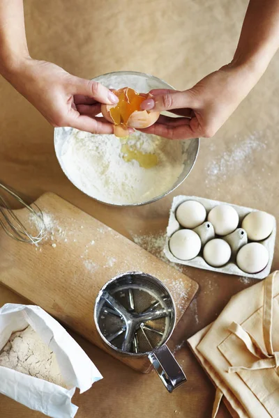 Mãos femininas preparando bolo na cozinha — Fotografia de Stock