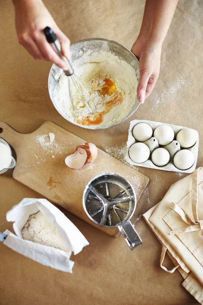 Mãos femininas preparando bolo na cozinha — Fotografia de Stock