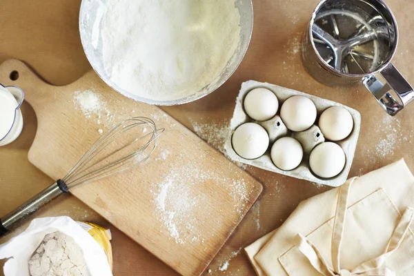 Grundläggande bakning ingredienser på bord — Stockfoto