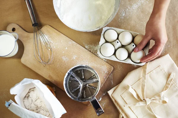 Mãos femininas preparando bolo na cozinha — Fotografia de Stock