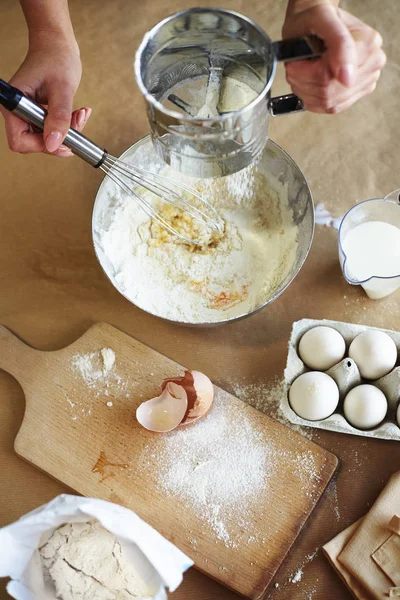 Mãos femininas preparando bolo na cozinha — Fotografia de Stock