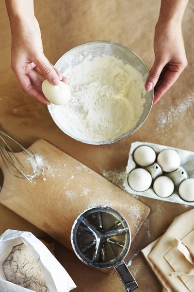 Mãos femininas preparando bolo na cozinha — Fotografia de Stock