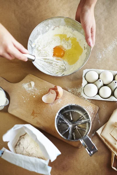 Mãos femininas preparando bolo na cozinha — Fotografia de Stock