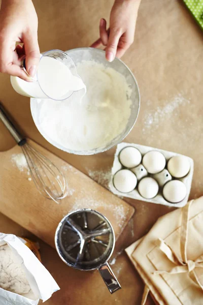 Mãos femininas preparando bolo na cozinha — Fotografia de Stock