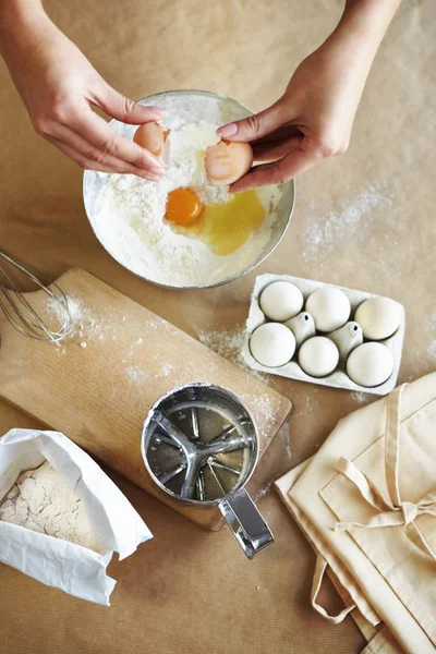 Mãos femininas preparando bolo na cozinha — Fotografia de Stock