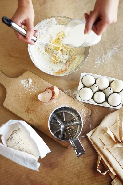 Mãos femininas preparando bolo na cozinha — Fotografia de Stock