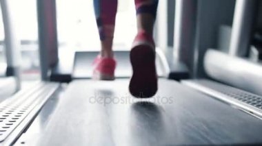 Koşu bandı üzerinde çalışan kadın