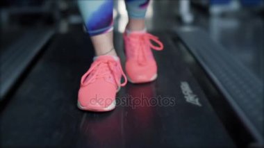 kadın koşu bandında yürüyüş