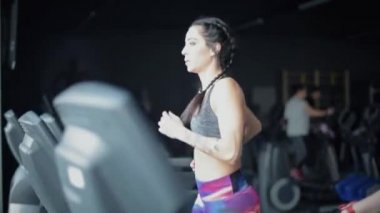 Koşu bandında koşan kadın 