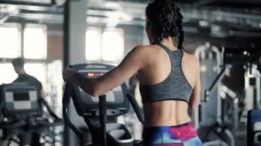 Eliptik makinede eğitim kadın