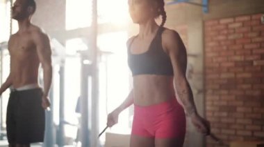 erkek ve kadın ile atlama ipler eğitim