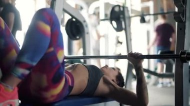 kadının Bench Pres ağırlıkları ile yapması 