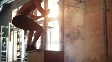 Kutusunu atlar yapan erkek