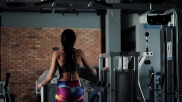 Joven mujer haciendo barbilla ups — Vídeos de Stock