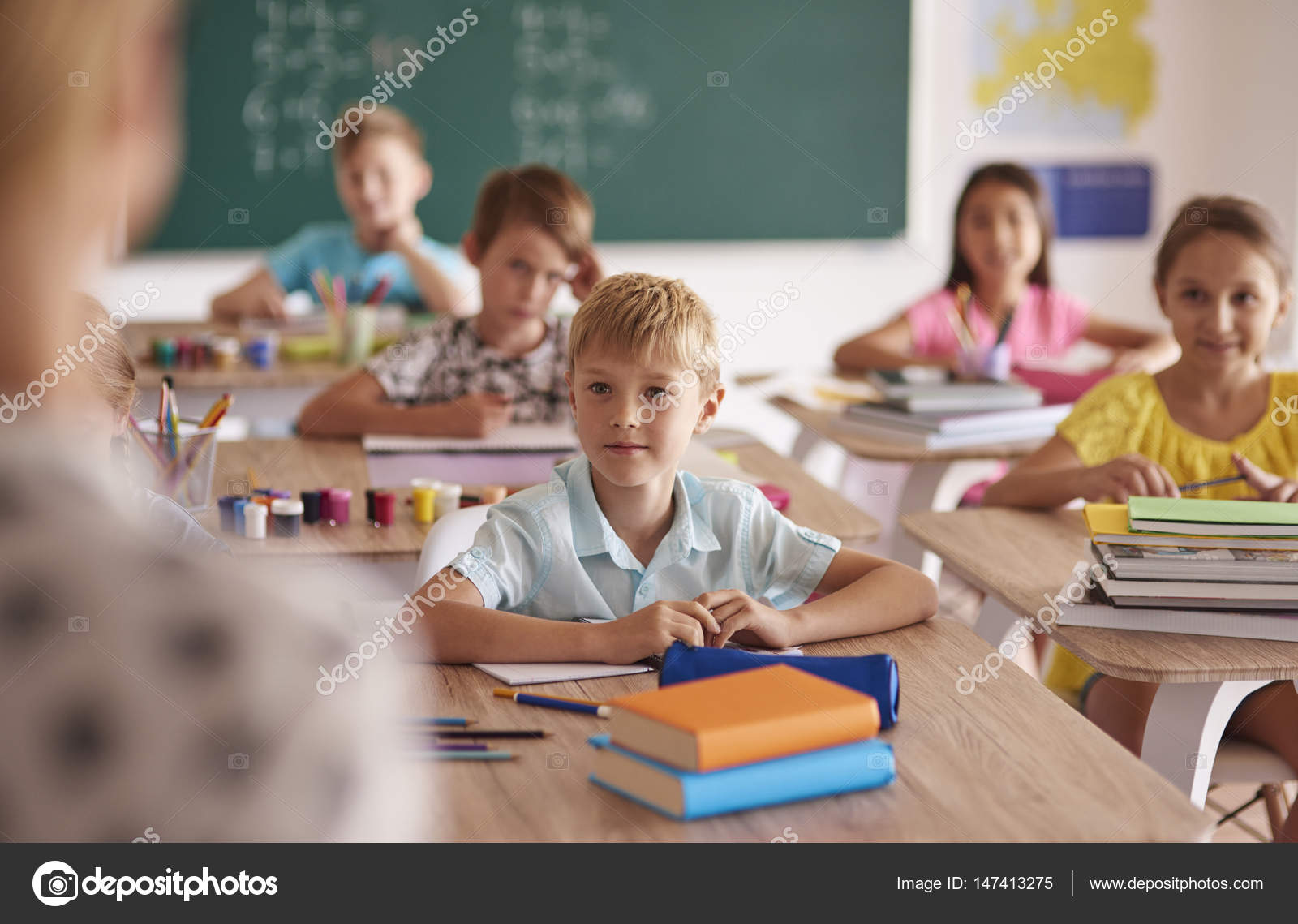 линейка в школе. дети в классе. первоклассник за партой. 33 путинских урока. учитель и дети.