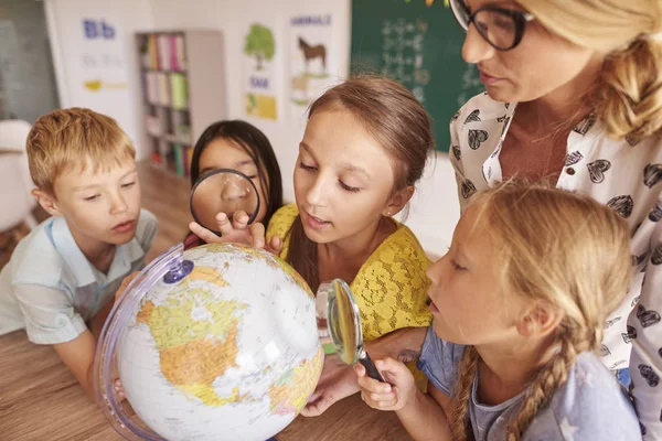 Niños en Geografía lección con el profesor — Foto de Stock