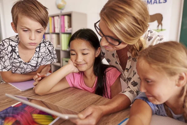 Lärare att förklara för elever med digital tablett — Stockfoto