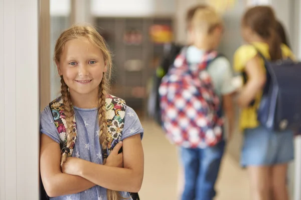 Meisje op school corridor — Stockfoto