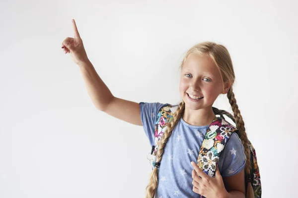 Iskola lány hátizsák mutat — Stock Fotó