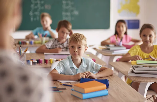 Compañeros de clase escuchando al profesor en la lección —  Fotos de Stock