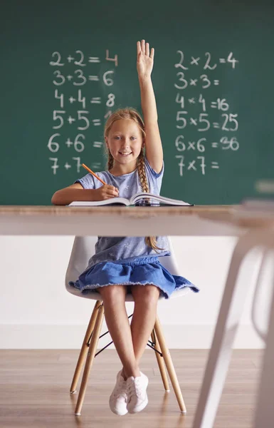 Studentessa bionda che alza la mano mentre è seduta — Foto Stock